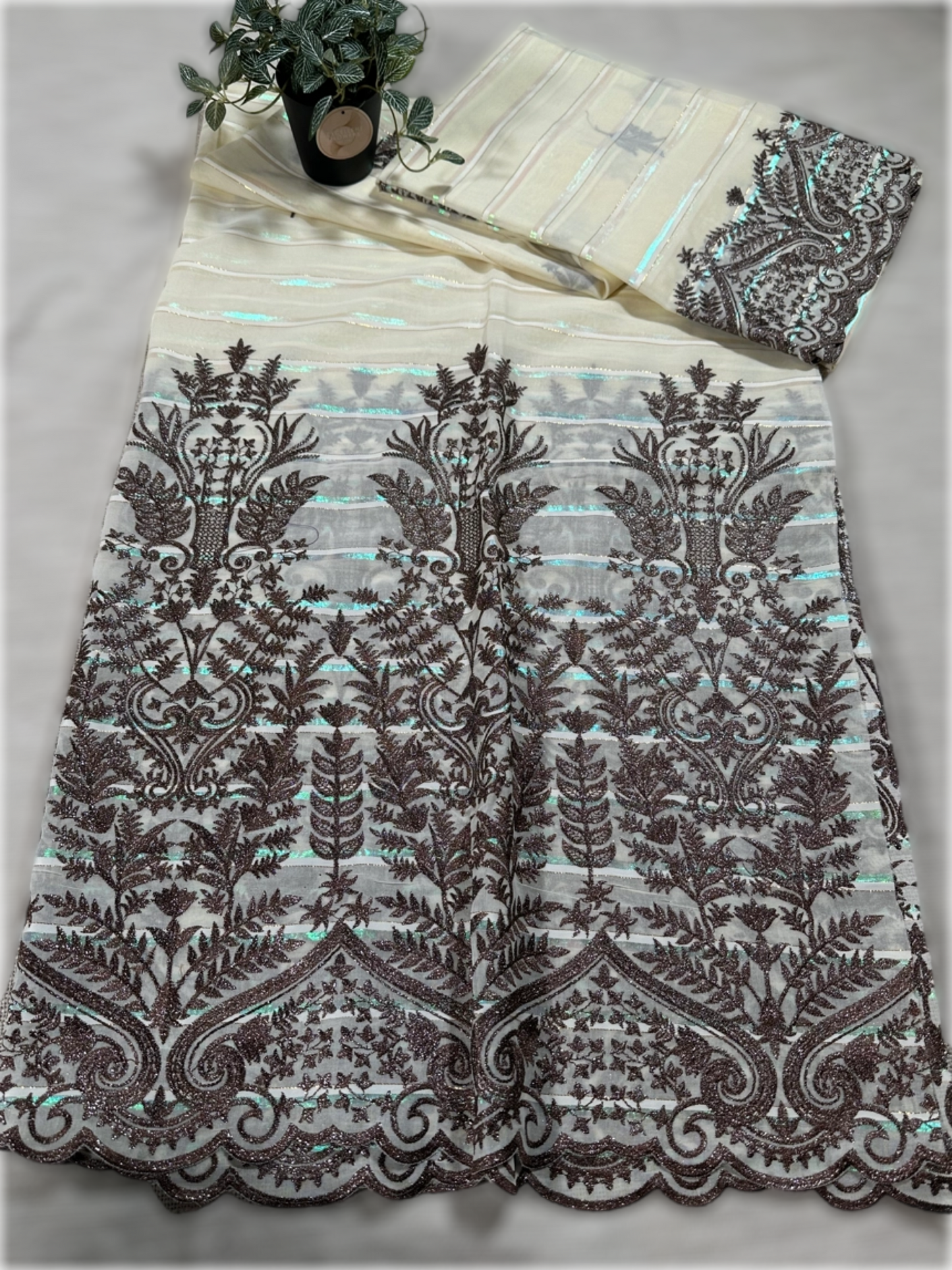 Salouva blanc cassé avec motif marron
