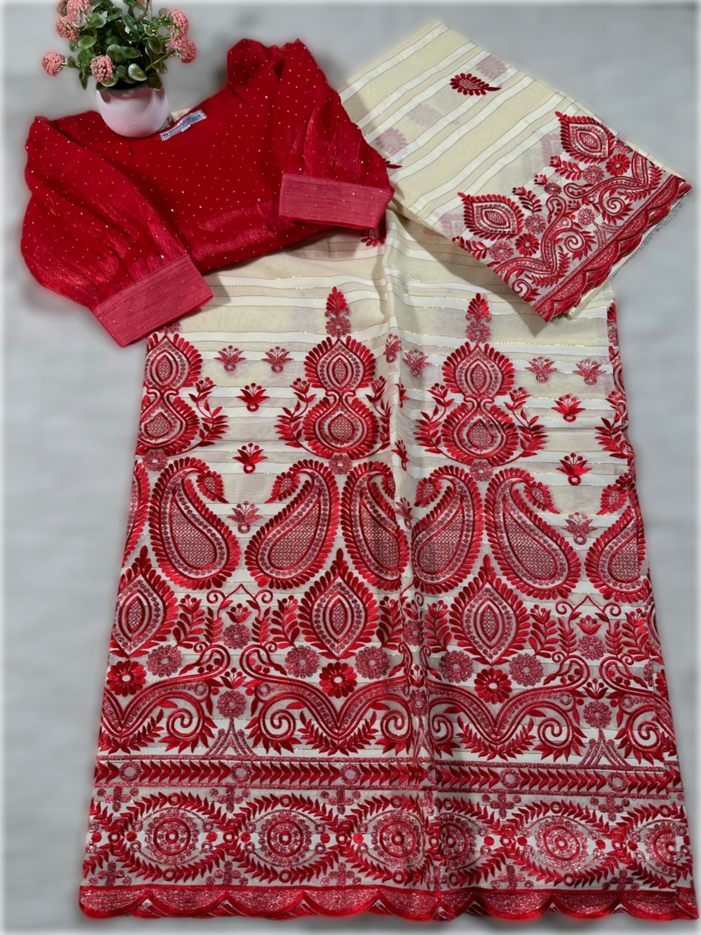Salouva blanc cassé avec motif rouge