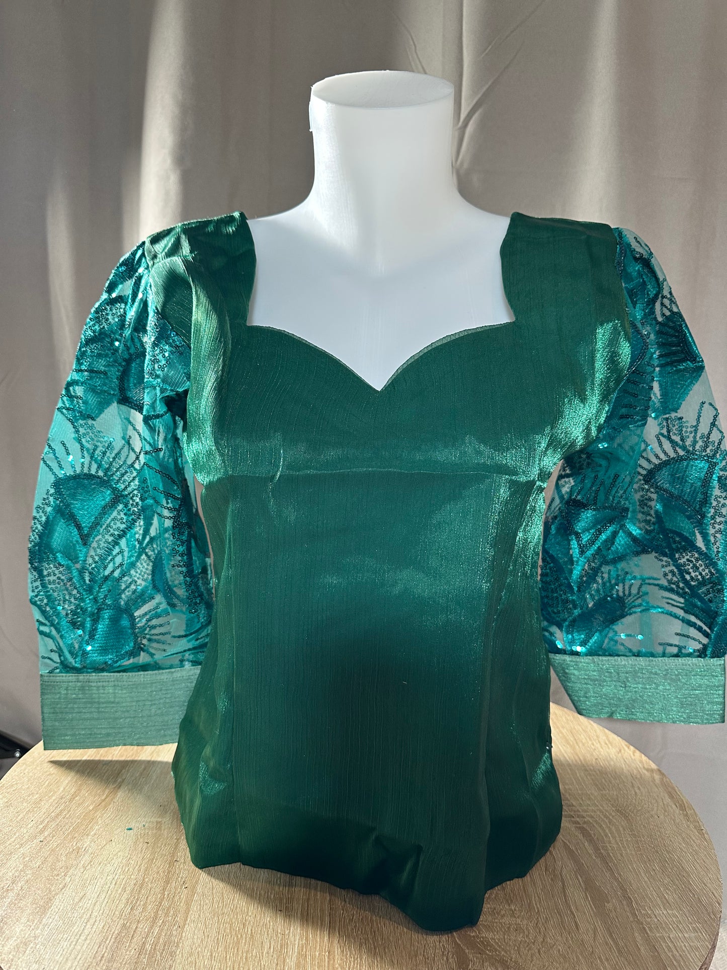 Body organza vert manches dentelles