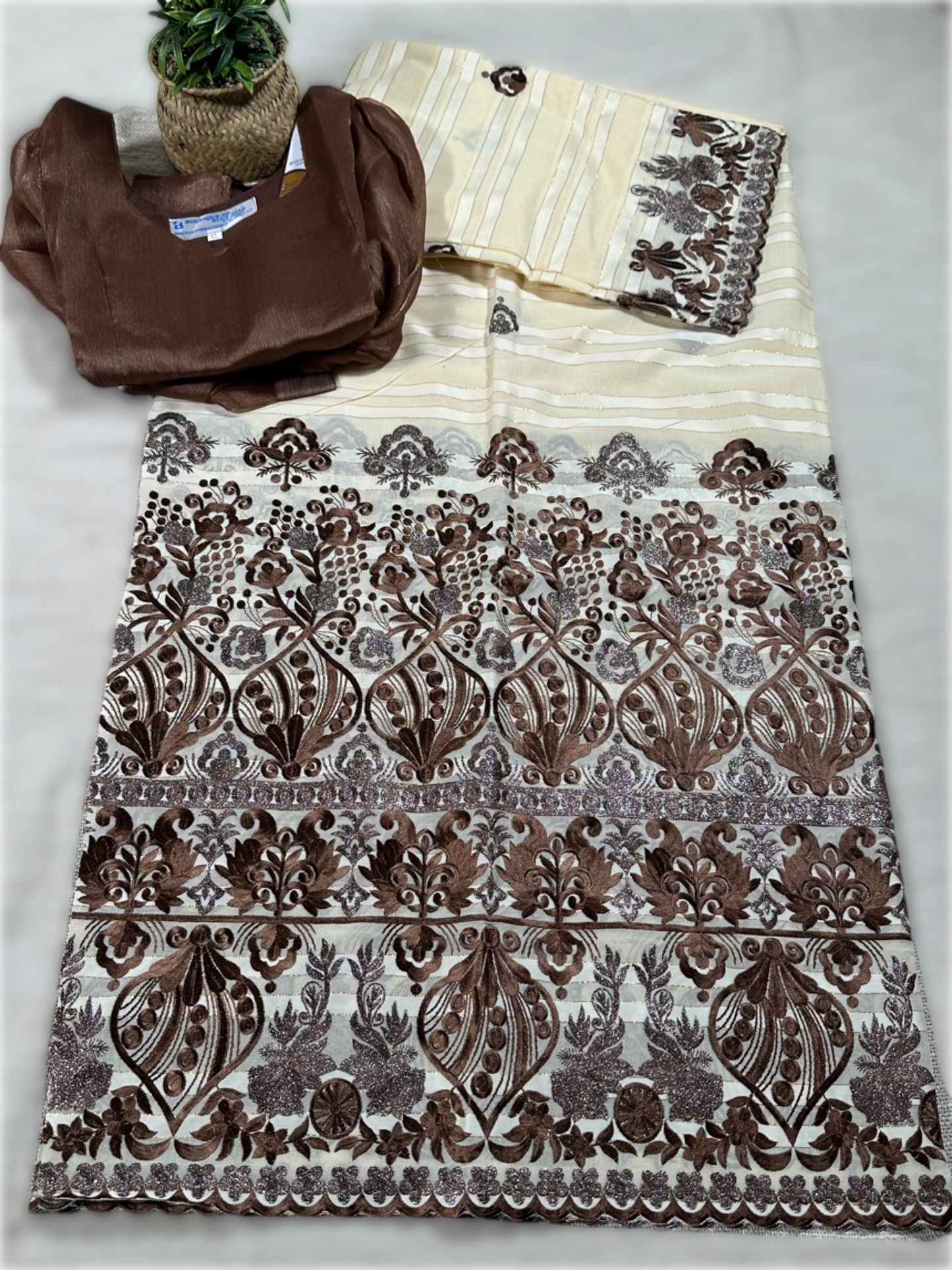Salouva blanc cassé avec motif marron