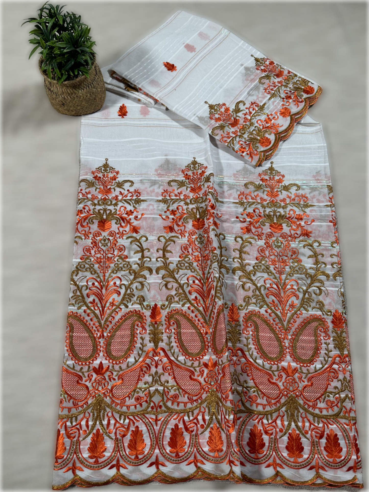 Salouva blanc avec motif vert et orange