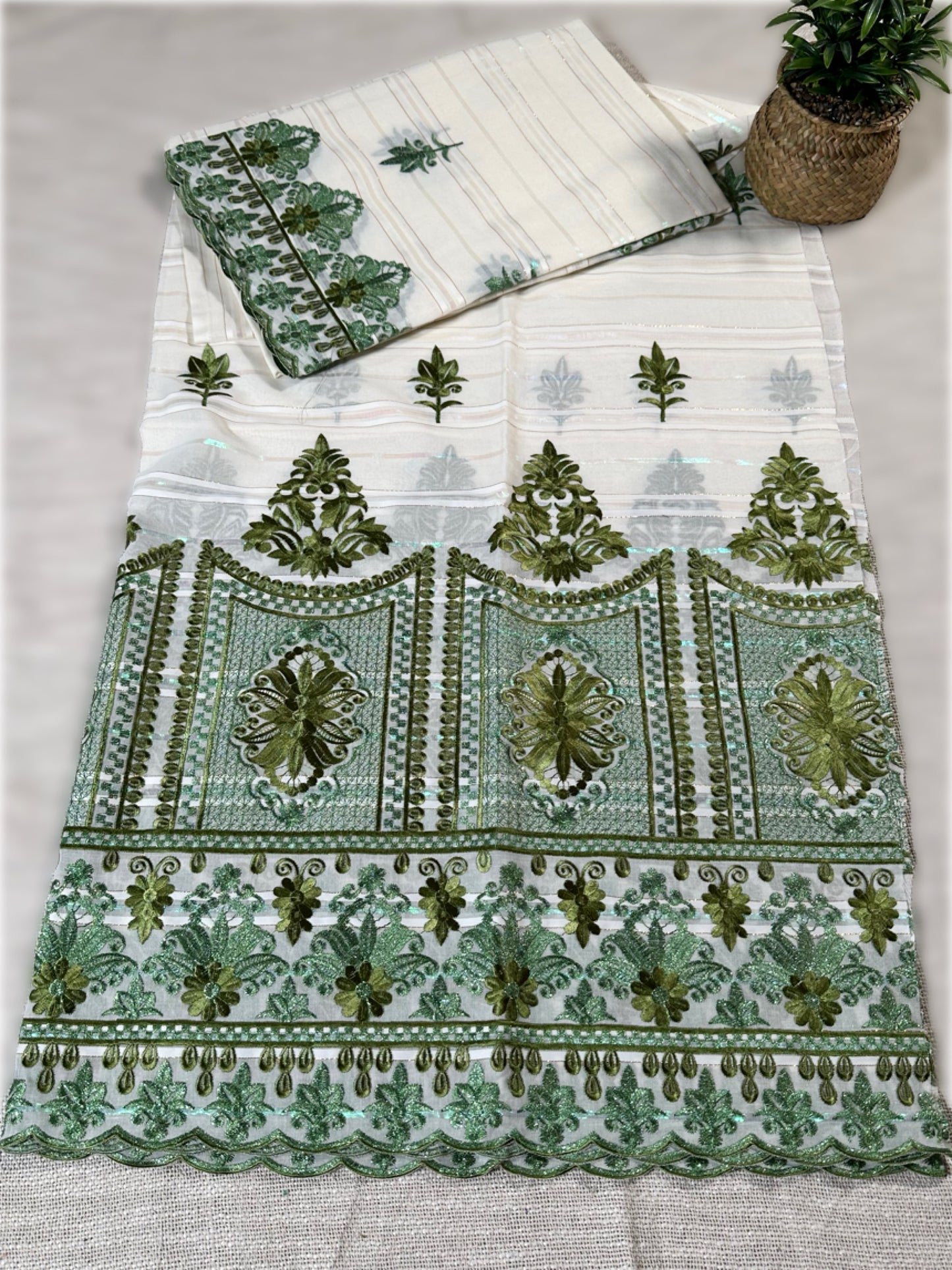 Salouva blanc cassé avec motif vert