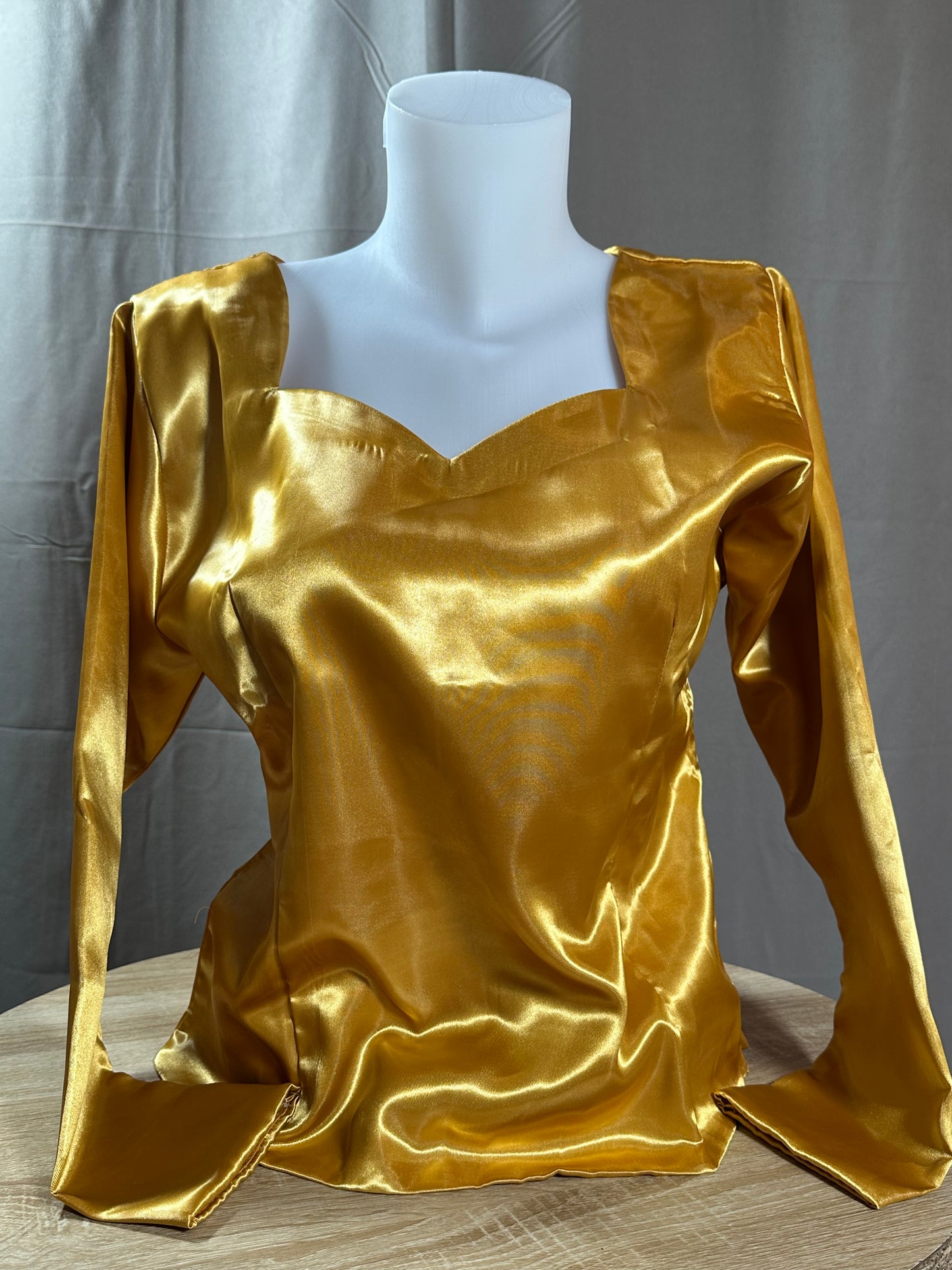 Body satin doré manches longues convient à une taille L