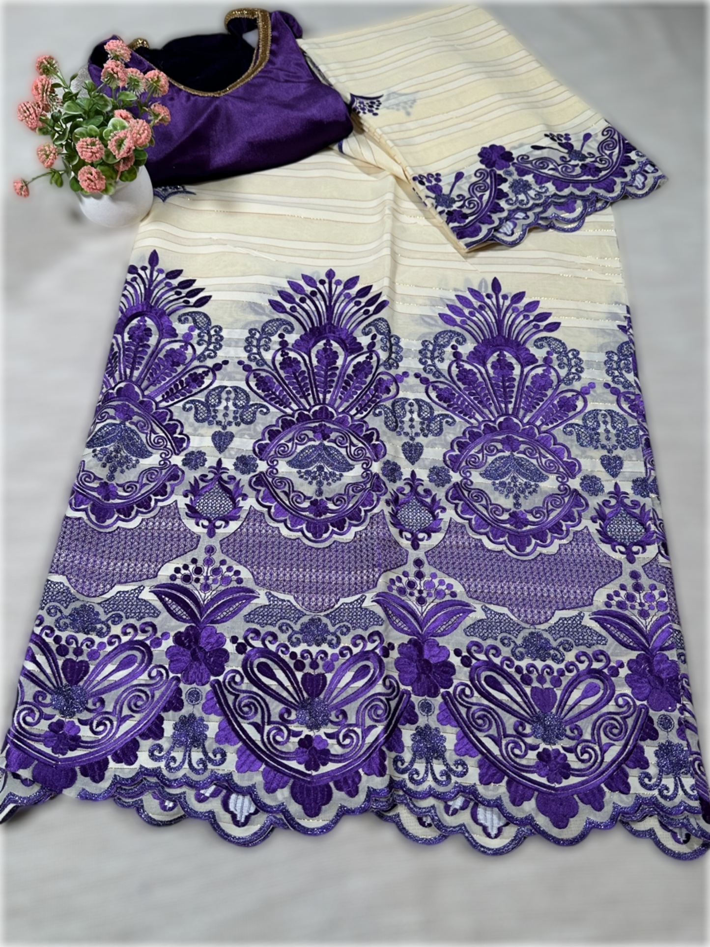 Salouva blanc cassé avec motif violet